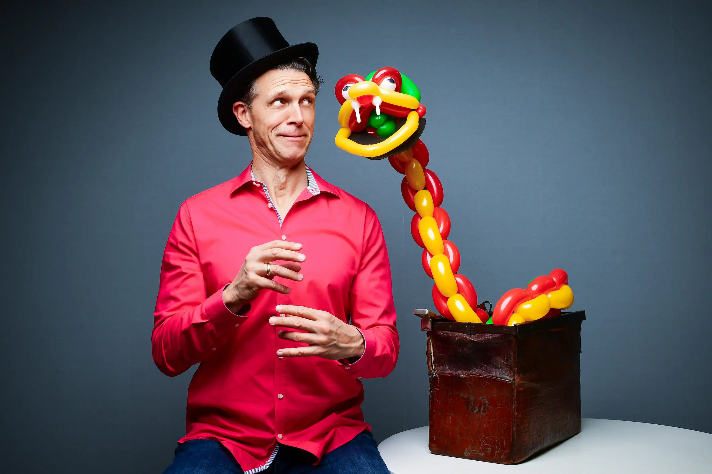 Ballonkünstler Darion mit Ballonschlange
