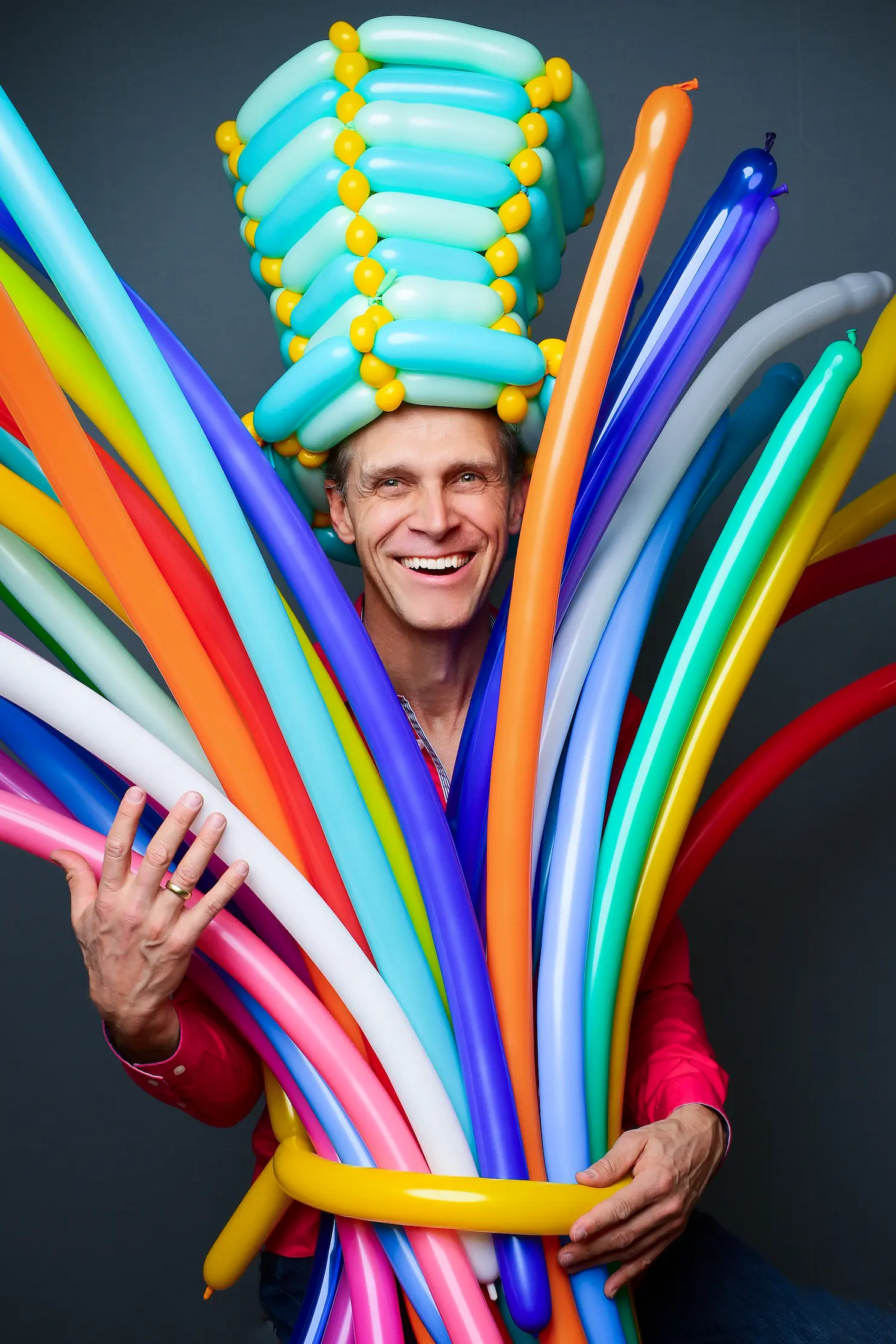Ballonkünstler Darion mit vielen bunten Ballons