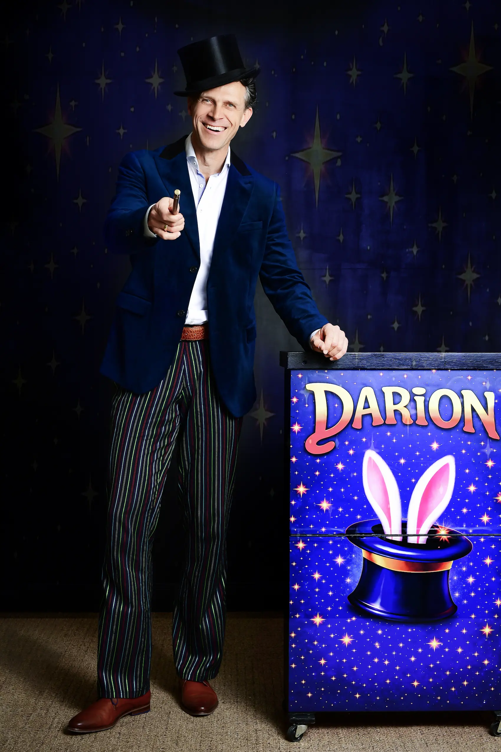 Kinderzauberer Darion mit Zaubertisch